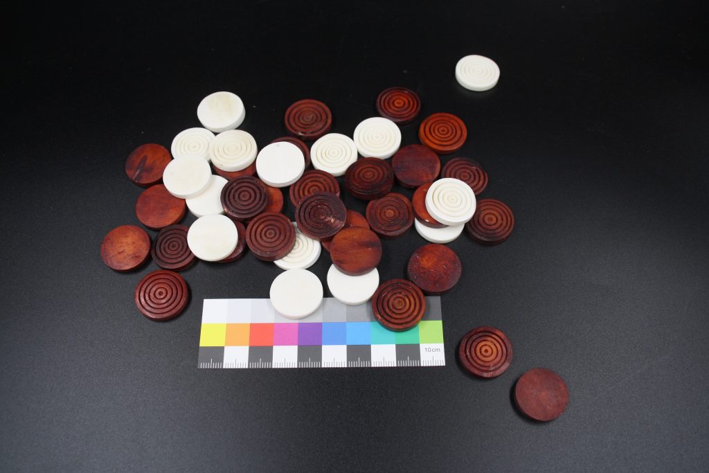 Einfache Spielsteine aus Knochen