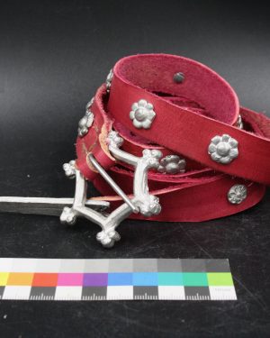 Gürtel mit Zinnbeschlägen