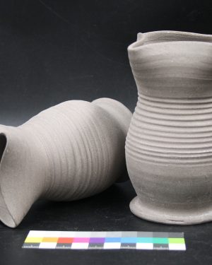 Grauer Becher mit Vierpass