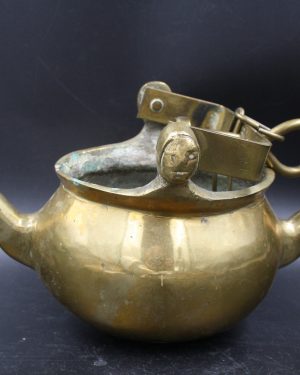 Lavabo mit stilisierten Frauengesichtern